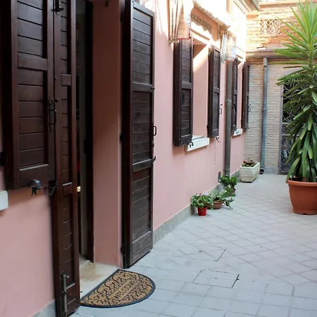 Porta Del Carmine * קומאקיו